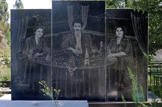 Надгробье на Широкореченском кладбище. | Фото: amusingplanet.com.