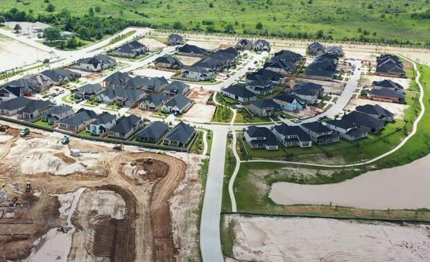 Новые дома в Техасе строят крупные застройщики.
