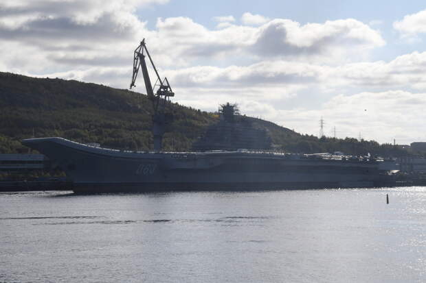 «Известия»: ремонт и модернизация крейсера «Адмирал Кузнецов» приостановлены