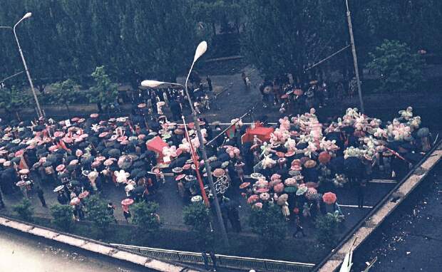 Донецк. Дождь. Первомай. Около травматологии. 1985 год