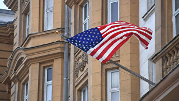 Государственный флаг США на фасаде здания посольства США в Москве. Архивное фото