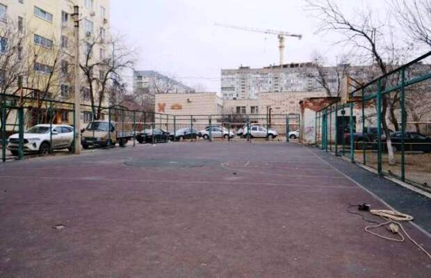 В Советском районе Астрахани приступили к обновлению многофункциональной спортплощадки