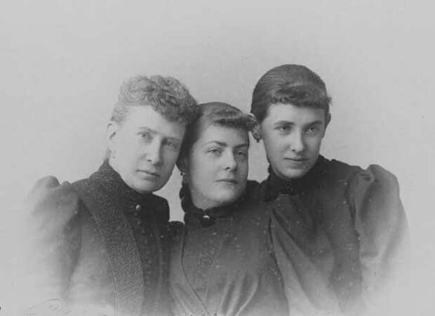 Вера и её дочери Ольга и Эльза. Фото из открытых источников.