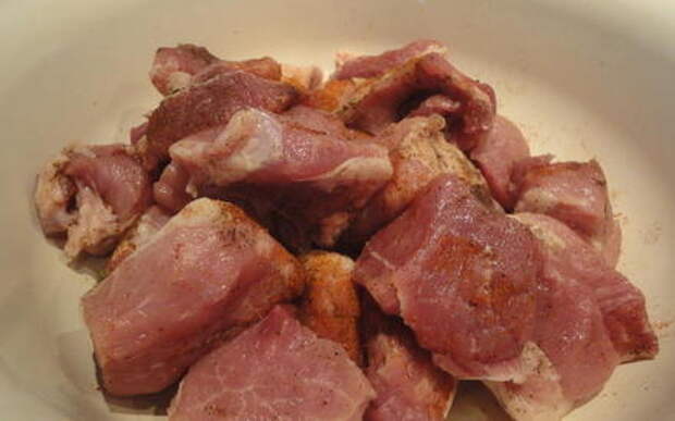 Мясо режем на некрупные порционные кусочки, перчим...