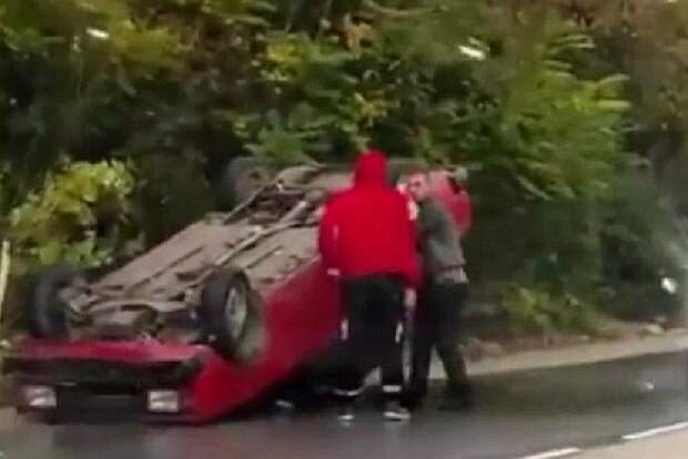 Севастопольцев насторожило ДТП с перевернувшимся автомобилем