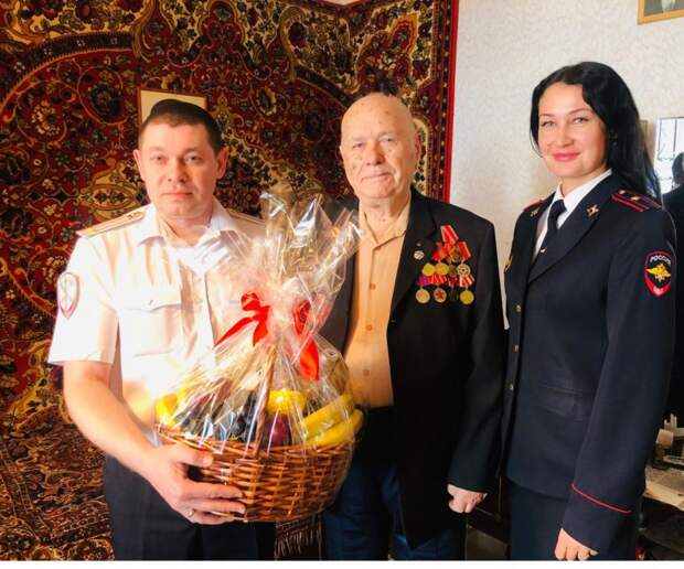 Поздравление ветеранов. Фото: Пресс-служба УВД по САО