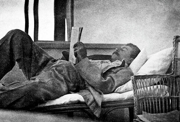 Сталин читает газету во время отдыха. Фото из личного архива Е. Коваленко