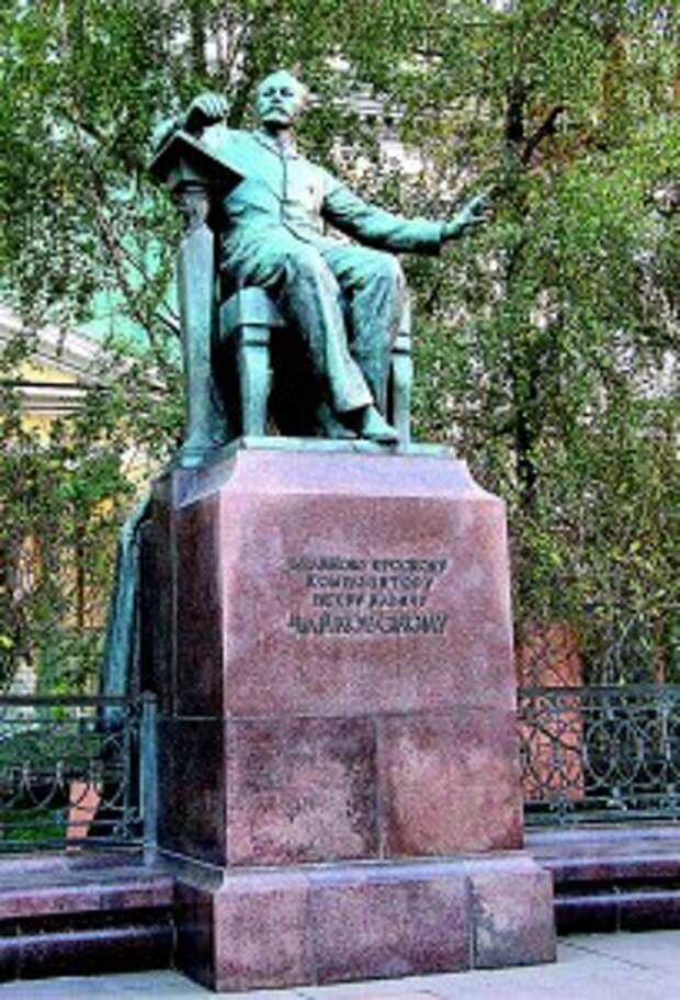 Памятник работы Веры Мухиной перед Московской государственной консерваторией. Открыт в 1954 году