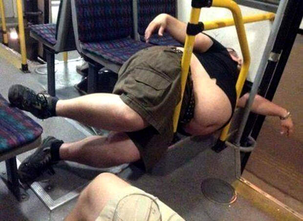 Разморило в вагоне метро. Разморило в вагоне метро.