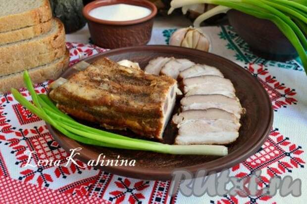 Далее порезать вкуснейшую свиную грудинку, запеченную в фольге, кусочками и подать к столу как закуску или на бутербродах. 