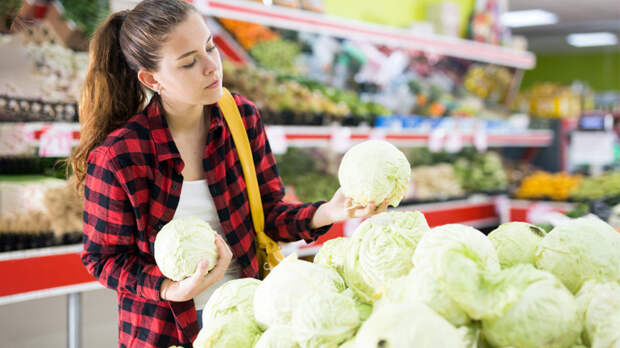 Капуста стала самым подешевевшим за год продуктом в России