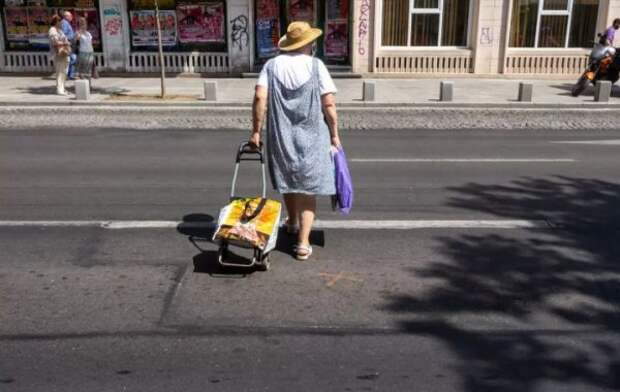 Пожилые люди также не всегда могут правильно оценить ситуацию. Например, они могут перейти на красный свет только потому, что просто не заметили этого. Или они начинают переходить дорогу не в том месте, потому что ближайшая пешеходная дорожка, подземный переход или эстакада находится далеко от того места, куда они идут. Кроме того, в случае возникновения опасной ситуации нельзя полагаться на их ловкость и ловкость, что является нормальным для их возраста. Поэтому будьте особенно осторожны, если заметили, что пожилой человек пытается перейти дорогу.