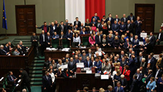 Польские оппозиционные депутаты в зале заседаний польского сейма