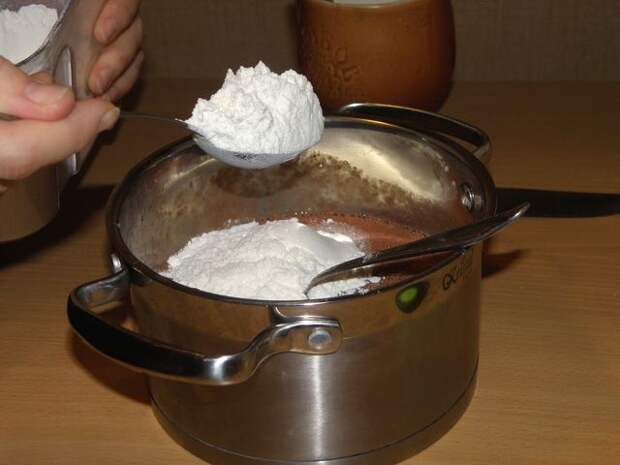 Ввести муку. пошаговое фото этапа приготовления печеночного торта