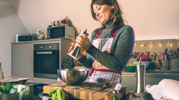 -Он попросил помочь ему накрыть новогодний стол, а потом выпроводил, потому что к нему едет другая. Трачиная история 44-летней Лолиты.