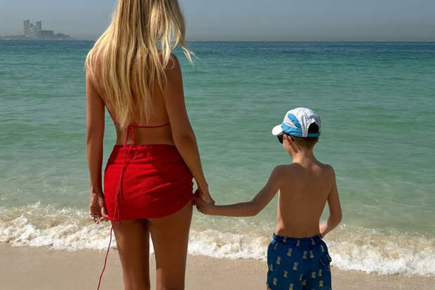 Модель Виктория Лопырева снялась в бикини и мини-юбке