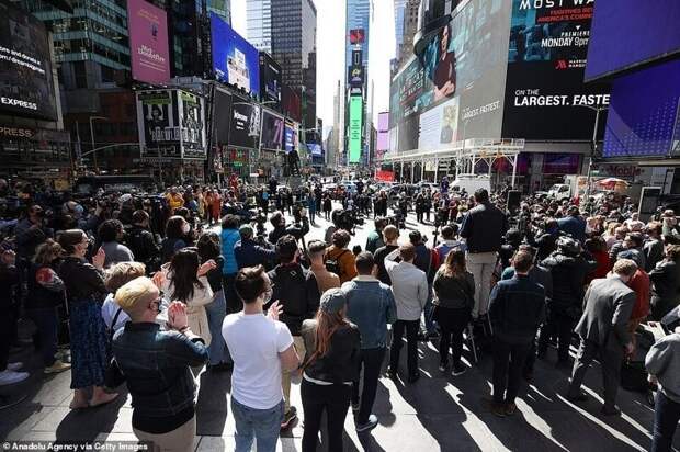 Необычно безлюдная Таймс-сквер в марте 2020 года (слева) и толпы людей там же 12 марта 2021 года