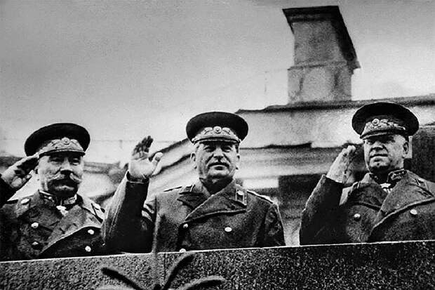 С. Буденный, И. Сталин и Г. Жуков на параде Победы 1945 г.