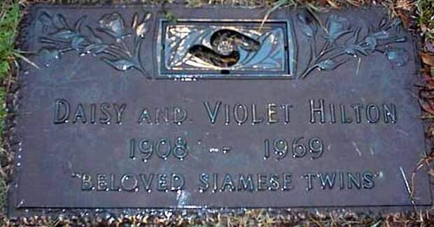 Могильная плита на кладбище Forest Lawn West Cemetery.