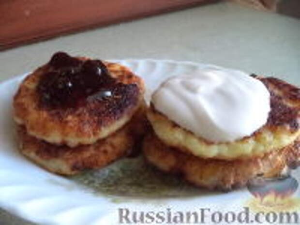 Фото к рецепту: Сырники из творога (с изюмом)
