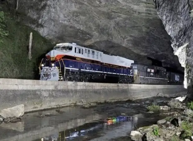 Проходит через пещеры. Проходит через пещеры.