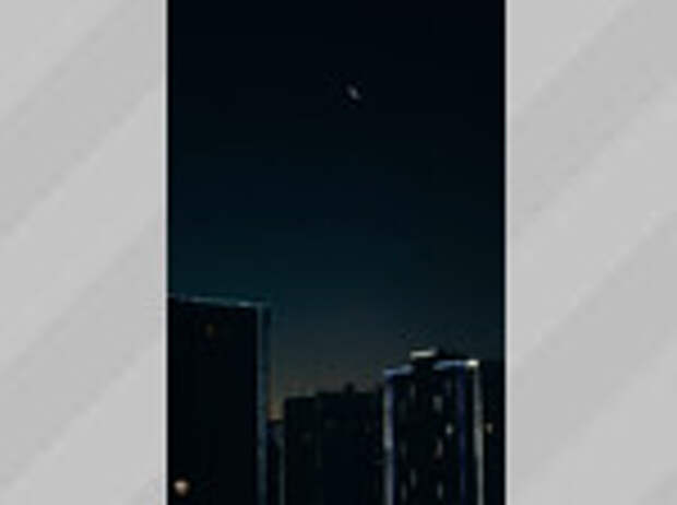 Убывающая луна над Барнаулом / Фото: Екатерина Смолихина