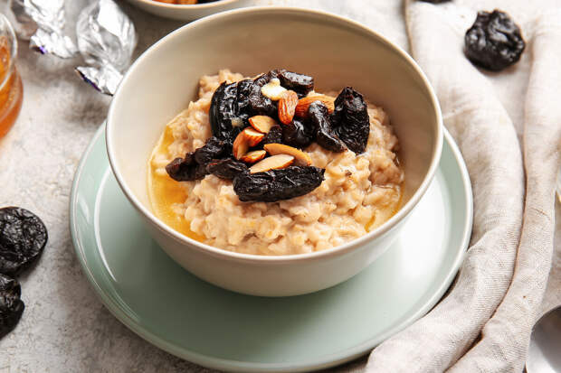 Врач Гостроус: овсяные отруби и сухофрукты помогут ходить в туалет "по расписанию"