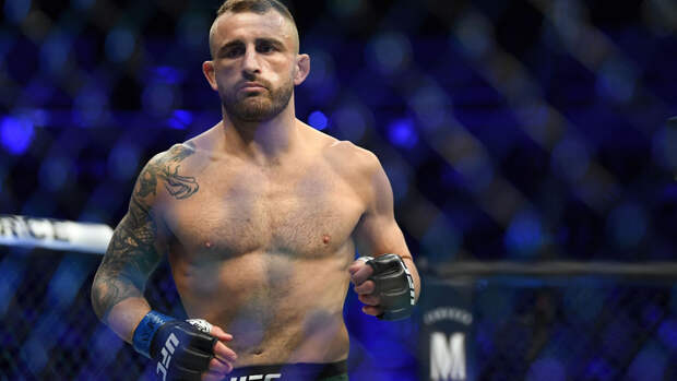 Боец Волкановски одолел Лопеса и защитил титул UFC в полулегком весе