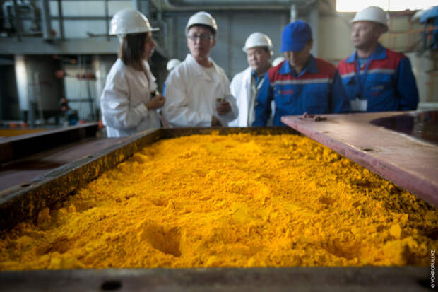 Вот это "желтое золото" и есть конечный продукт предприятия, оно содержит около 50% чистого урана...