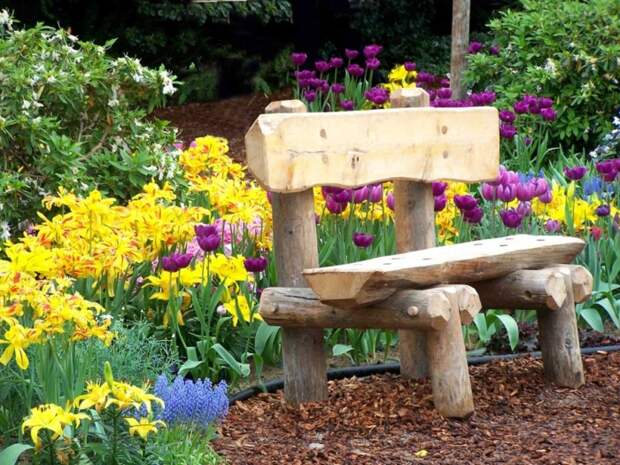 Скамейка, выполненная из деревянных срубов для содового участка. 