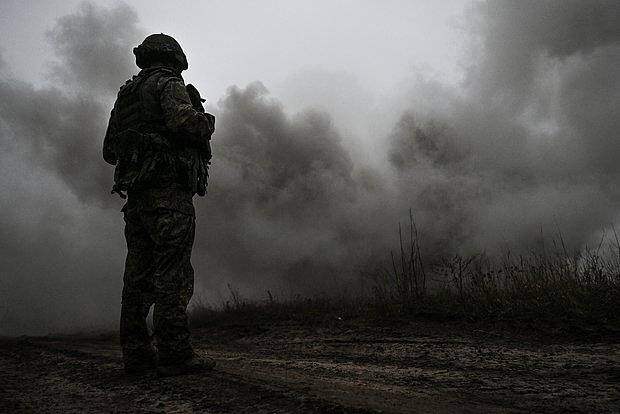 Военные ВСУ перешли мост в сторону боевых действий и увидели его уничтожение