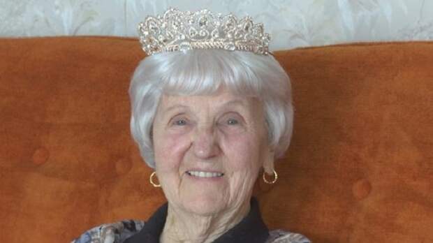 Внучка устроила своей 97-летней бабушке сюрприз, у которой никогда не было выпускного вечера