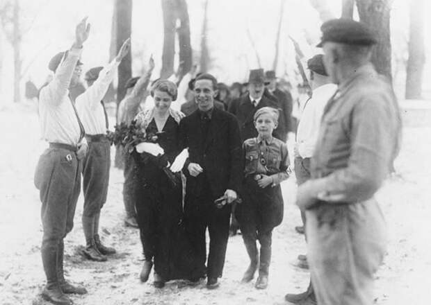Гитлер в качестве шафера на свадьбе Джозефа Геббельса