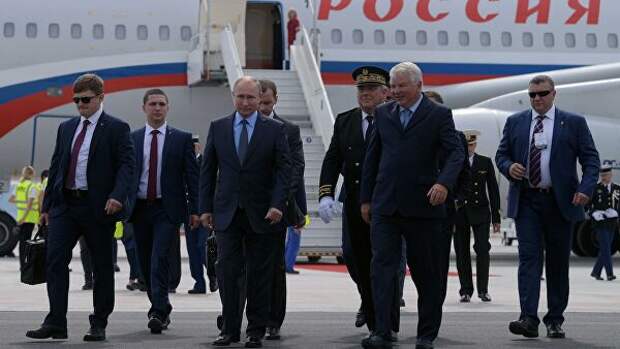 Владимир Путин во время церемонии встречи в аэропорту Марселя