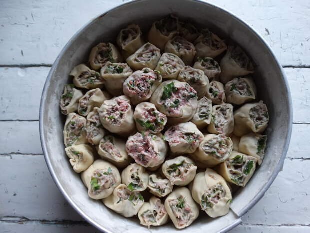 Мясной пирог из тонкого теста. Муж называет его «Большой пельмень». А готовить-то проще, да и вкуснее в сто раз!