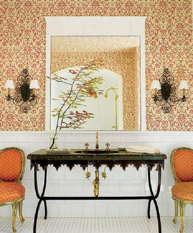 Яркие орнаменты в оформлении ванной комнаты создадут прекрасную обстановку в такой комнате.