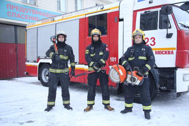 В Лосиноостровском пожарные вывели из огня 12 человек