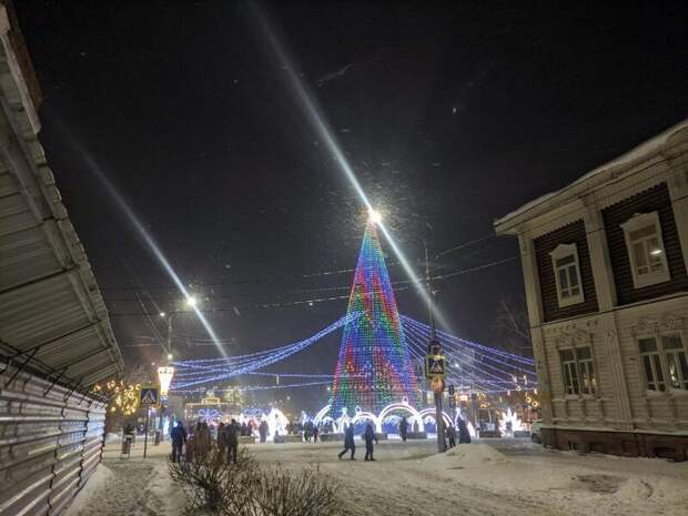 Новогодний городок на площади Свободы / Фото: Екатерина Смолихина