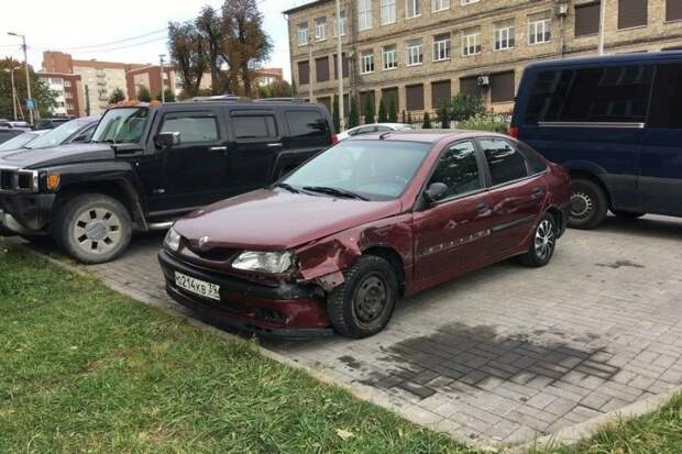 В Калининграде автомобиль протаранил дверь и заехал в детский учебный центр авария, авто, авто авария, дтп, женщина за рулем, здание, калининград, курьез