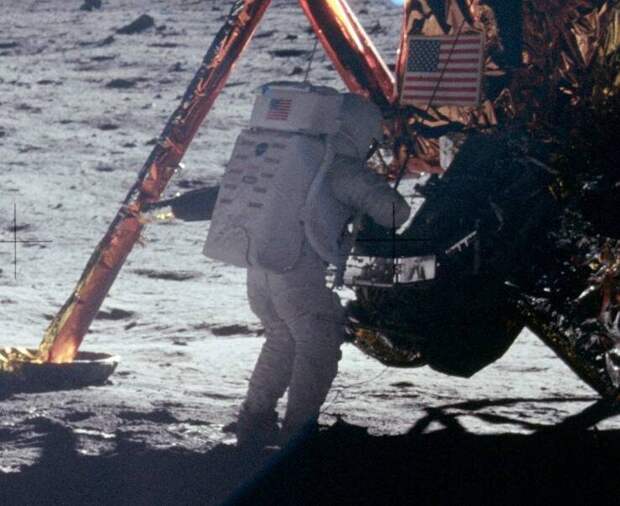 Армстронг на Луне [NASA]