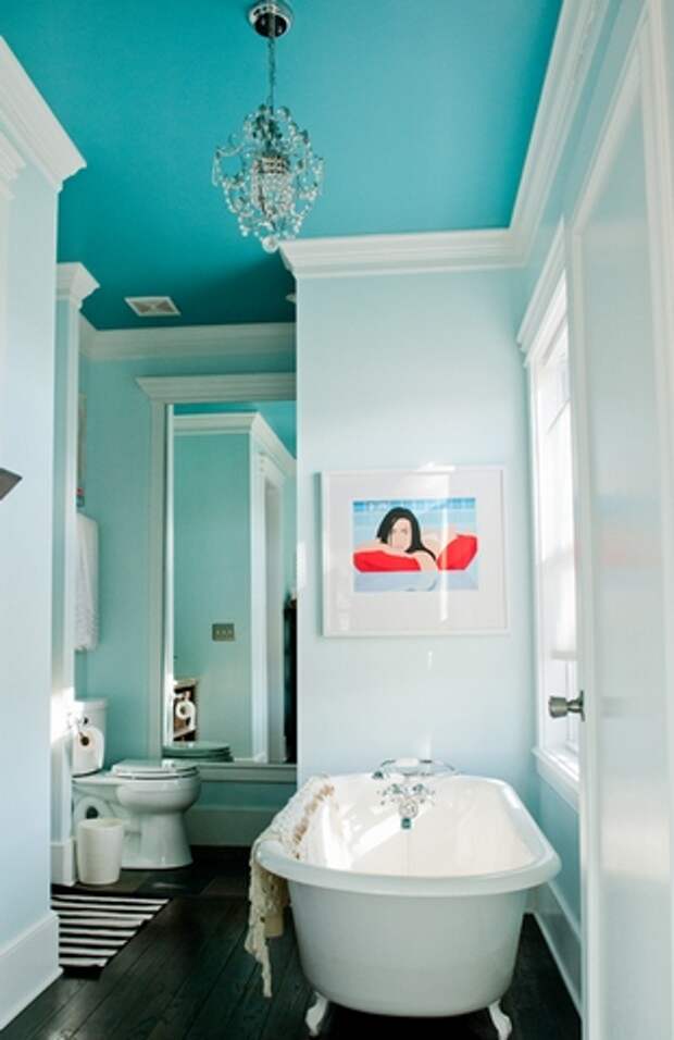 голубой потолок в ванной комнате