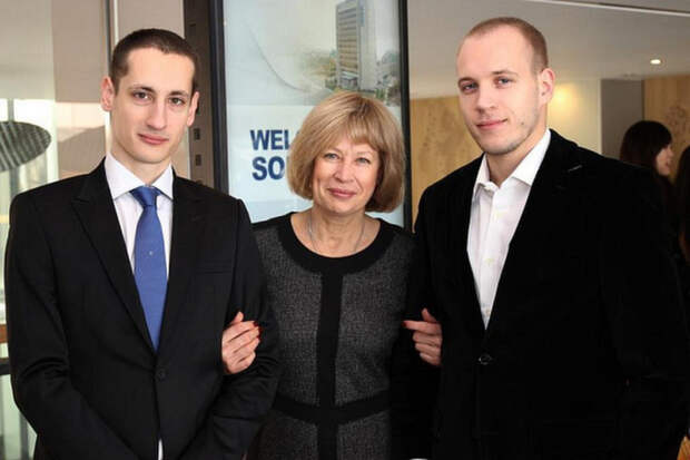 Александр Локтев с мамой/ фото: https://www.akzs.ru/news/92/105489