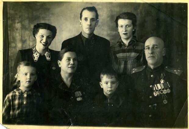 Полковник Никулин Дмитрий Георгиевич (1-й справа в первом ряду) и его супруга, Никулина Екатерина Васильевна (2-я слева в первом ряду). 1954 год.