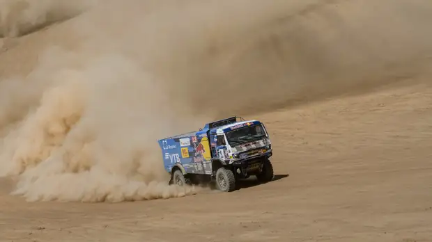 Экипаж Сотникова победил на восьмом этапе «Дакара»