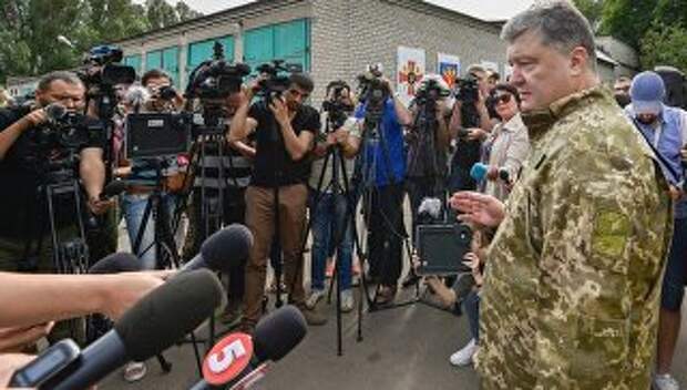 Президент Украины Петр Порошенко во время рабочей поездки в Донецкую область. 14 июня 2017