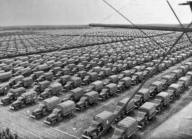 Развернутый резерв 1-й советской армии. Целое море американских грузовиков (и ни одного отечественного автомобиля)
