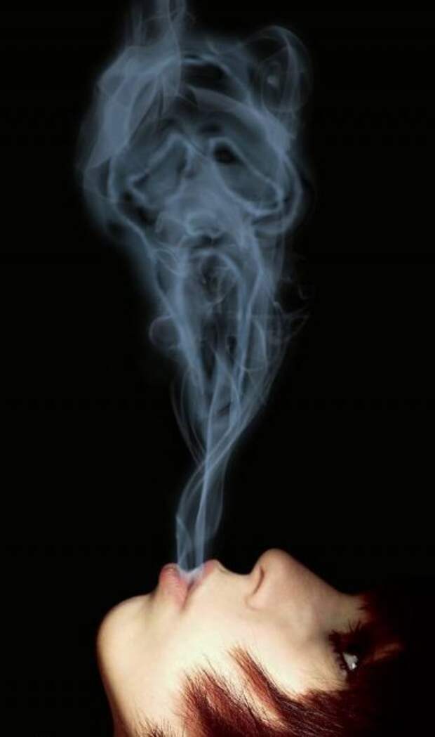 Пошел дымок дымок окутал потолок. Сигаретный дым. Дым от сигарет. Выдыхание дыма сигарет. Дым фото.