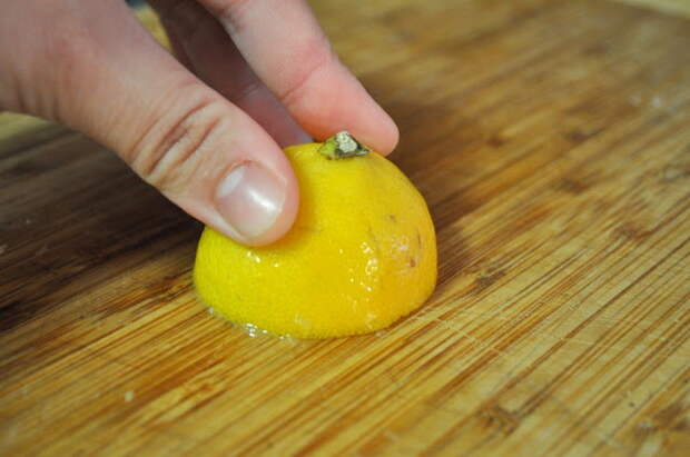 Лимон для дезинфекции разделочной доски.