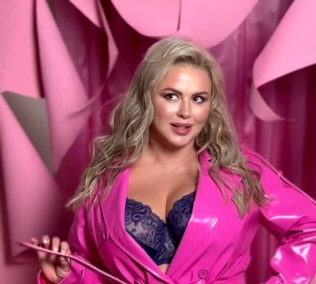 Певица Семенович отказалась выступить в откровенном новогоднем образе