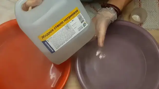 Верните белым вещам первоначальную белизну с помощью клея. Старый, но действительно рабочий способ